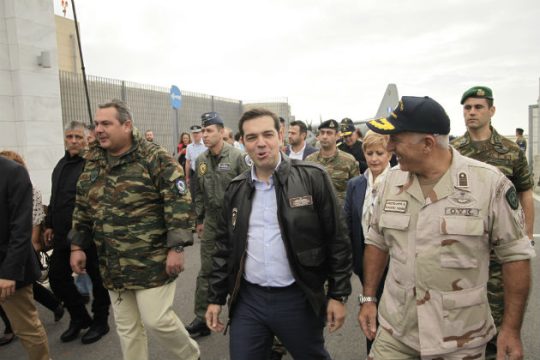 Ο πρωθυπουργός στο πιλοτήριο ενός C-130 [Φωτορεπορτάζ]