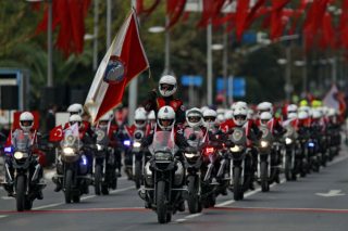 «Δημοκρατία» με τανκς και φίμωση
