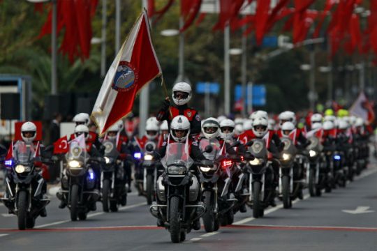 «Δημοκρατία» με τανκς και φίμωση