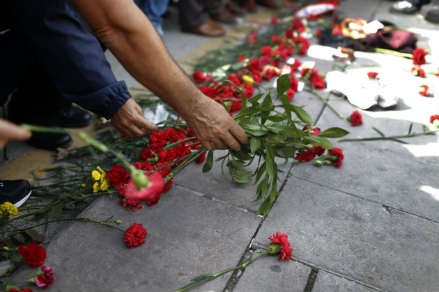 Συγκέντρωση στο Σύνταγμα με αφορμή τη βομβιστική επίθεση στην Άγκυρα