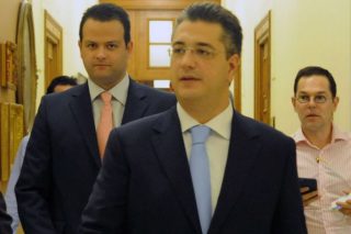 Νέα Δημοκρατία: 2 συν 2