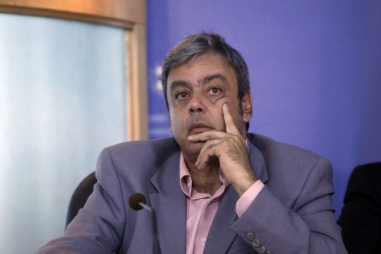 Ψαλίδι σε Βουλή κι «αριστοκρατία»