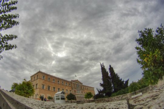 Για κίνδυνο αβεβαιότητας προειδοποιεί το Γραφείο Προϋπολογισμού Βουλής
