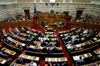 Βαρύ το «πακέτο» που ξεκλειδώνει τα 2 δισ. ευρώ