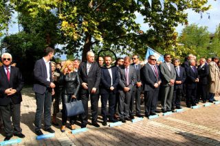 «Τραβάς κανένα ζόρι με τον βουλευτή μας;»