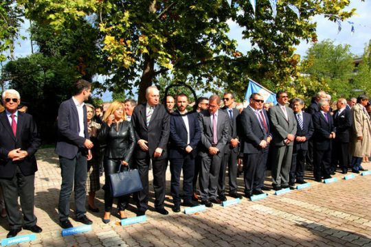 «Τραβάς κανένα ζόρι με τον βουλευτή μας;»