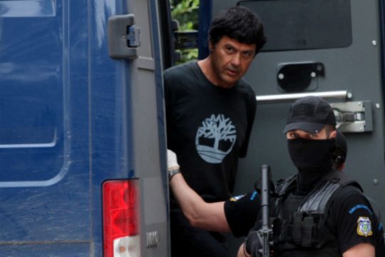Καταγγέλλει τον βασανισμό του, υποβάλλει μηνύσεις