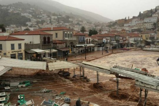 Εικόνες καταστροφής από τις πλημμύρες στην Ύδρα