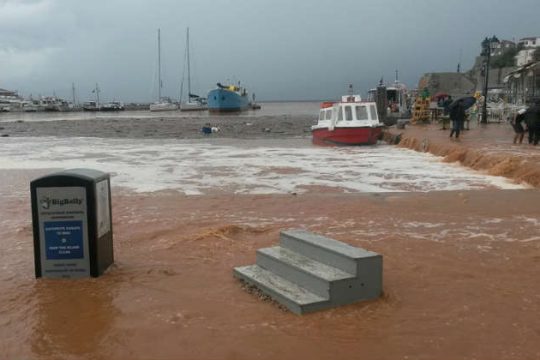 Σε έκτακτη ανάγκη η Ύδρα, απαγορευτικό απόπλου στα λιμάνια