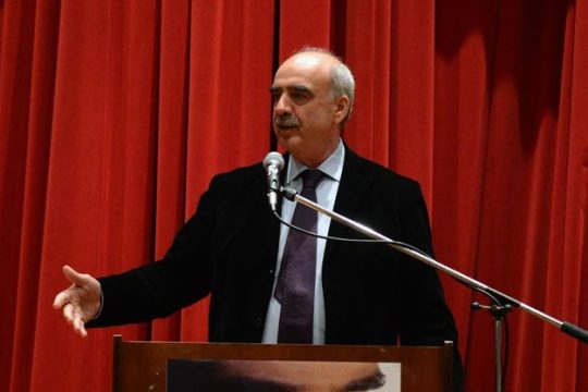 Μπαράζ επιθέσεων για εθνικά και οικονομία