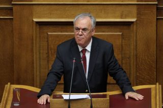 Βολές της αντιπολίτευσης για το «παράλληλο τραπεζικό σύστημα»
