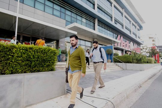 O γραμματέας …ένιψε τας χείρας του