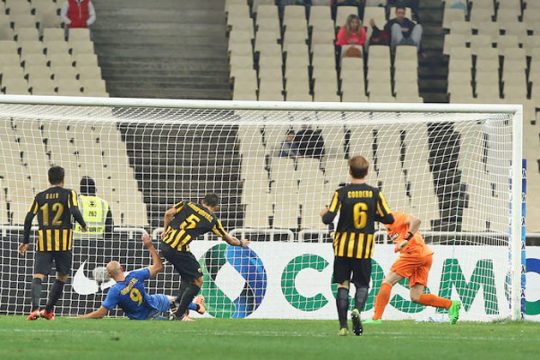Την πάτησε από Βάργκας και πάγκο