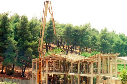 Ο οικολόγος υπουργός και η τροπολογία για τα αυθαίρετα