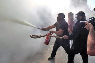 Μεταξύ ακροδεξιών και ΜΑΤ διαδήλωσε ο κόσμος της υπαίθρου