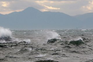 Ισχυροί άνεμοι ταλαιπώρησαν πλοίο και επιβάτες