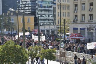 Σάτιρα, τύμπανα, ντομάτες και… παλμός