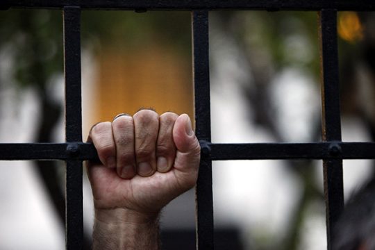 Από πρόσφυγας… «πορτιέρης»!