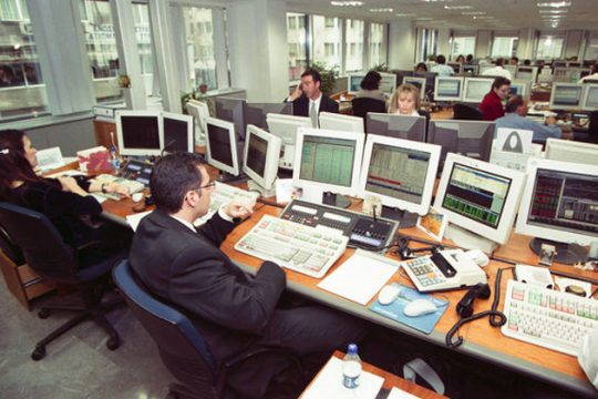 Ξεπούλημα για να σωθούν οι καταθέσεις