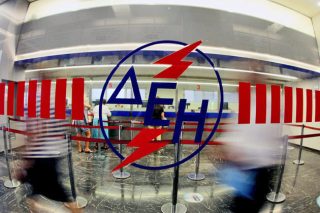 Καταναλωτές απέκλεισαν κτίριο της ΔΕΗ στην Πάτρα