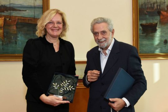 Συνάντηση Δρίτσα με πρέσβειρα της Αυστρίας για το προσφυγικό