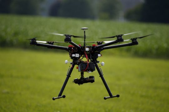 Drones πάνω από χωματερές και καρχαρίες