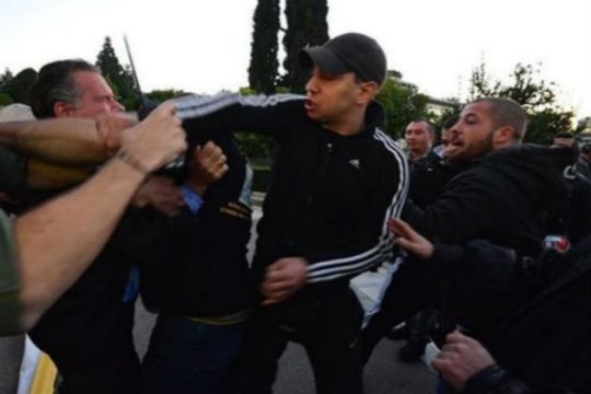 Παραδόθηκε ο δράστης της επίθεσης στον Κουμουτσάκο