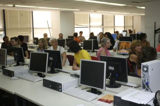 Οι εργαζόμενες μητέρες ωφελούν τις κόρες και τους γιους τους