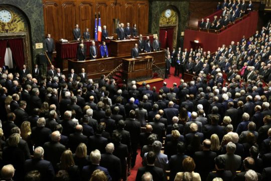 «Η Γαλλία είναι σε πόλεμο»