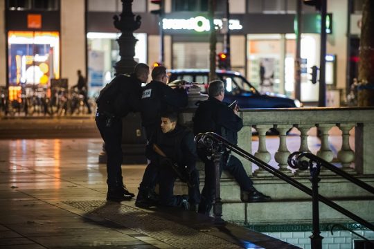 Τι ξέρουμε για τους δράστες της πολύνεκρης επίθεσης