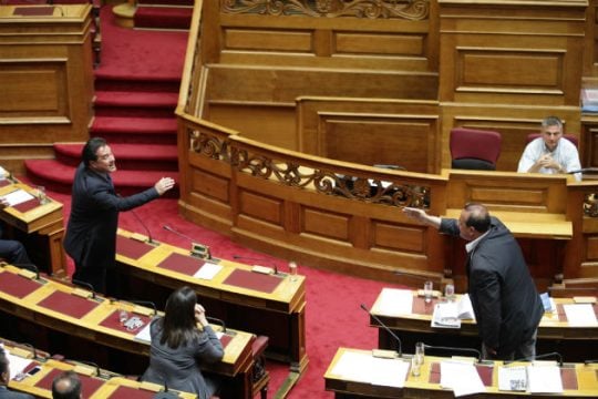 Σφοδρή αντιπαράθεση κυβέρνησης – αξιωματικής αντιπολίτευσης