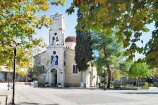 Στη σκιά της Ιστορίας