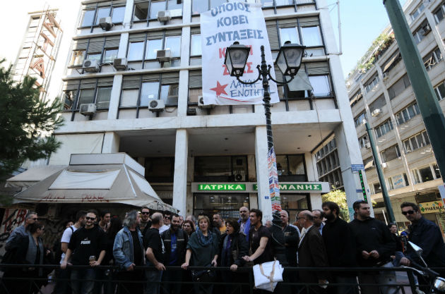 Κατάληψη στα γραφεία του ΙΚΑ από τη Λαϊκή Ενότητα