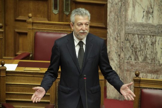 «Να παραδώσουν τις έδρες όσοι διαφωνήσουν με το ασφαλιστικό»