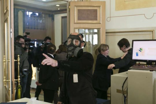 Δακρυγόνα και νέα επεισόδια στη Βουλή του Κοσόβου