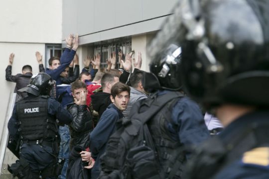 Νέες συγκρούσεις αστυνομικών και διαδηλωτών στο Κόσοβο