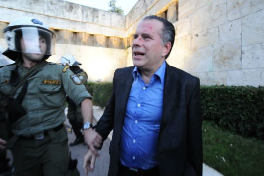 Σύλληψη για την επίθεση σε Κουμουτσάκο – Ταυτοποιήθηκαν δύο χρυσαυγίτες