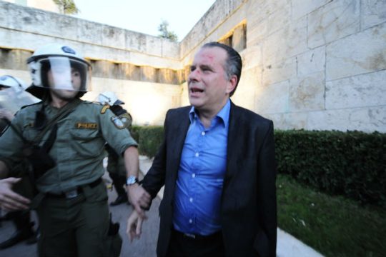 «Γρονθοκοπούν την ελευθερία, σκοτώνουν τη δημοκρατία»