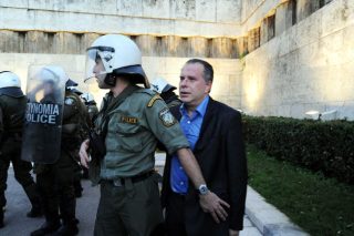 Ψάχνουν στη «Χ.Α.» τους τραμπούκους