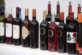 Ακριβότερα πλέον κρασί και τυχερά παιχνίδια