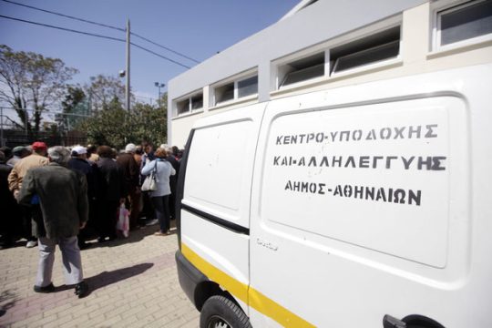 Το κατεπείγον της σίτισης απόρων «έφαγε» τη διαφάνεια