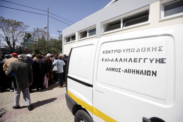 Το κατεπείγον της σίτισης απόρων «έφαγε» τη διαφάνεια