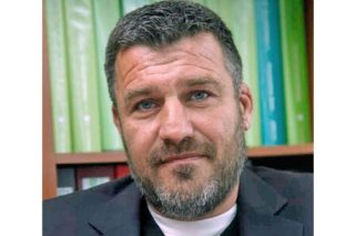 Στο «παιδί» του παρέδωσε ο Θέμης Μπαλασόπουλος