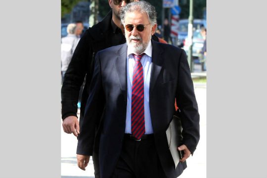 Με τα απόρρητα έγγραφα ανά χείρας