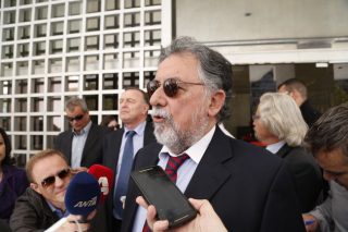 Τέσσερις γάμοι και πέντε κηδείες