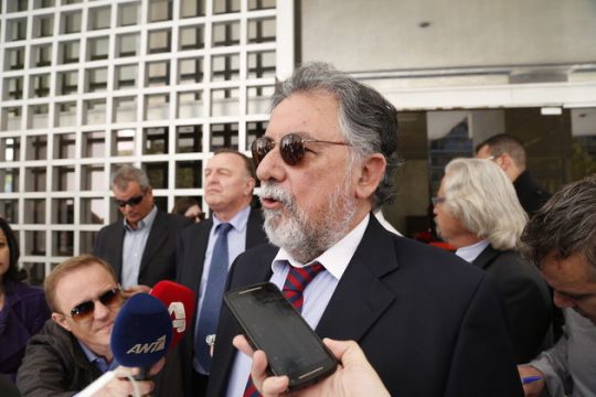 Τέσσερις γάμοι και πέντε κηδείες