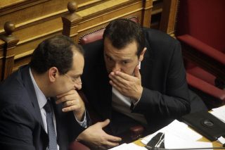 Δύο υπουργοί απαντούν με μηνύσεις