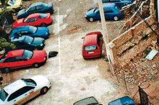 Ενα απέραντο παράνομο πάρκινγκ το Μικρολίμανο