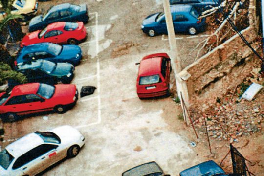Ενα απέραντο παράνομο πάρκινγκ το Μικρολίμανο