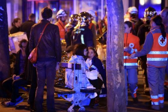 «Δεν σταμάτησαν να πυροβολούν, υπήρχε αίμα παντού, πτώματα παντού»